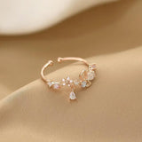 Bague ado en cuivre rose gold avec des fleurs, des strass et un motif papillon.