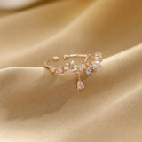 Bague ado en cuivre couleur rose gold avec des motifs fleuris et de petites pierres brillantes.