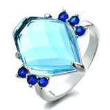 Bague aigue marine en cuivre plaqué argent avec de petites zircones bleues sur les côtés.