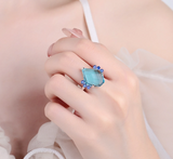 Bague aigue marine sur majeur d'une main d'une femme