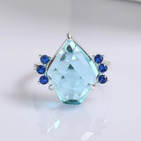 Bague aigue marine plaqué argent avec de petites zircones bleues.