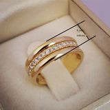 Bague alliance en laiton doré ornée d'une rangée de zircones cubiques avec son épaisseur indiqué.