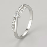 Bague anneau argent pour femme avec une zircone coeur et de petits zircons.