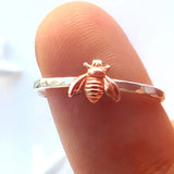 Bague auriculaire femme en laiton avec un anneau argenté et une abeille rose gold.