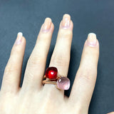 Bague bonbon en cuivre plaqué or rose avec une cristal rouge et une cristal rose.