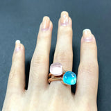Bague bonbon en cuivre couleur or rose avec deux cristaux, une rose et une bleue.