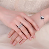 Bague couronne en argent 925 portée sur le doigt, montrant son élégance et son allure.