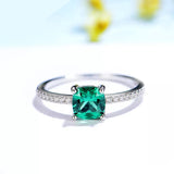 Bague emeraude carrée en argent sterling 925 décorée de petites pierres blanches.