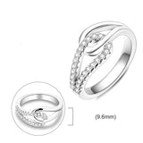 Bague en argent 925 avec deux anneaux entrelacés, l'un orné de zircones, formant un nœud délicat.