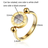 Bague femme originale couleur dorée avec son pendentif rotatif orné de chiffres romains et ses dimensions.