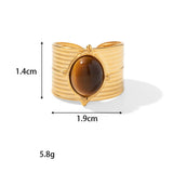 Bague femme pas cher dorée avec un anneau épais et une pierre marron ovale.