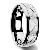 Bague homme en acier inoxydable argenté, avec un motif tressé gravé sur la bande extérieure.
