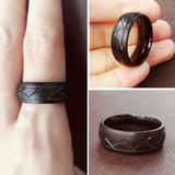 Photo de la "bague homme" sur l'index d'une main d'un garçon.