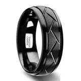 Bague homme en acier inoxydable noir, avec un motif tressé gravé sur la bande extérieure.