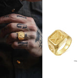 Bague homme pas cher doré avec un motif aigle, portée sur l'annulaire d'un homme.