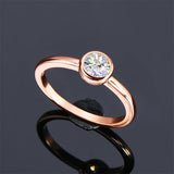 Bague couleur or rose avec une moissanite sertie clos.