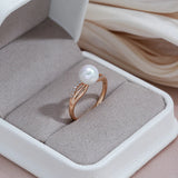 Bague perle de culture en cuivre plaquée or rose 585 avec une perle blanche, posée dans un écrin blanc.