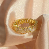 Bague plaqué or en cuivre plaqué or jaune, avec un anneau pavé de zircones géométriques.