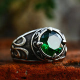 Bague pour homme avec une large pierre centrale de couleur verte.