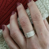 Bague semainier en argent sterling 925 portée sur le majeur d'une femme.