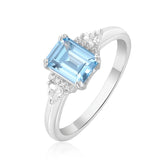 Bague topaze avec un anneau en argent 925, une topaze bleue rectangulaire et de petits zircones.