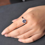 Bague topaze bleu ciel en argent sterling 925 portée sur le majeur d'une femme.