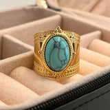 Bague bohème en acier inoxydable doré avec une pierre ovale turquoise.