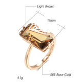 Bagues pas cher en cuivre plaqué rose gold 585 avec une pierre rectangle marron tenue par une griffe à motif.