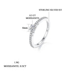 Moissanite bague en argent 925 pour femme avec un anneau pavé de pierres.