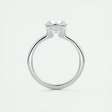 Bague solitaire en argent 925 avec pierre centrale scintillante vue de profil.