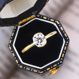 Pour cette bague solitaire une petite boite à anneau est donnée avec