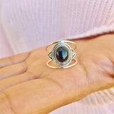 La fameuse bague noire posée à l'intérieur d'une main