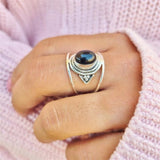 Bague avec une pierre noire en son centre