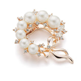 Photos prises proche de cette broche perle. On voit plusieurs détails notamment les perles, les strass et la brillance du zinc utiliser pour mouler cette belle broche