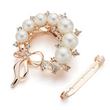 Broche perlesPhotos de la broche et vers la droite on voit l'épingle à nourrice. Qui peut être ajouté au dos de cette broche pour pouvoir accrocher fermement la robe ou la veste choisi