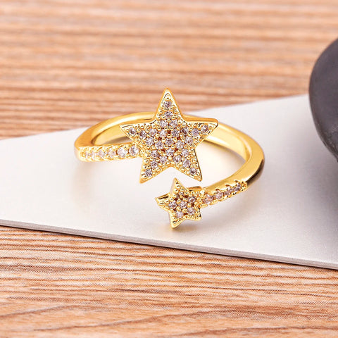 Bague en cuivre doré à taille réglable, avec deux étoiles serties de strass.