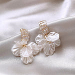 boucles d oreilles blanches