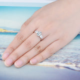 Main de femme portant une aigue marine bague en argent sur son majeur.