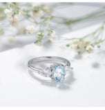 Aigue marine bague avec un anneau en argent, une aigue marine ovale et deux zircones sur les côtés.
