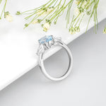 Aigue marine bague en argent sterling 925 vue de côté, avec sa pierre ovale tenue par des griffes.