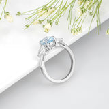Aigue marine bague en argent sterling 925 vue de côté, avec sa pierre ovale tenue par des griffes.