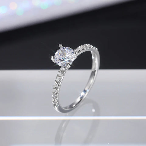 Alliance bague de fiançailles en laiton argenté, avec pierre principale ronde et anneau serti de zircons.