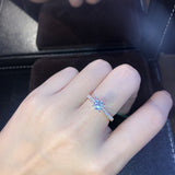 Main de femme portant une alliance bague de fiançailles en laiton sur son majeur.