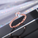 Alliance bague de fiançailles solitaire en laiton rose gold avec anneau serti de pierres.