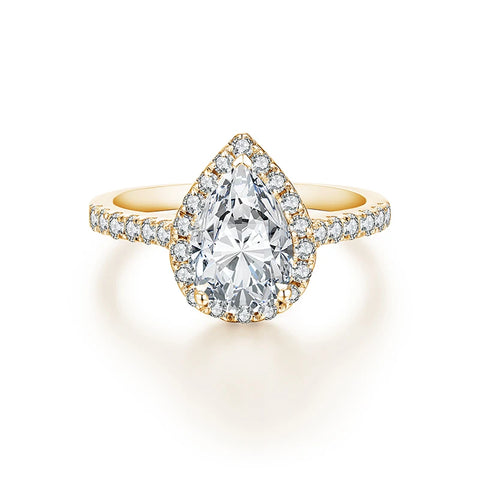Bague or 18 carats avec une moissanite taillée en poire toute entourée de petites pierres.