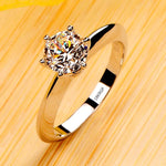 Bague fine en platine et or 18k avec un zircone cubique taillé en rond brillant.