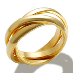 Bague 3 anneaux de couleur dorée posée sur un fond blanc.