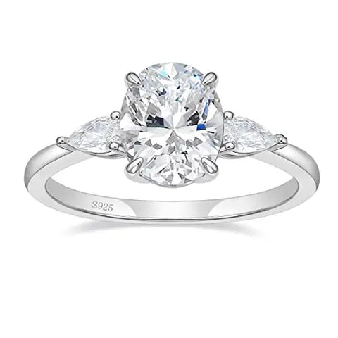 Bague 3 diamants en argent avec une pierre principale ovale avec deux pierres poires sur les côtés.