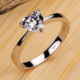 Bague en platine et en or avec un solitaire en zircone cubique taillé en cœur.