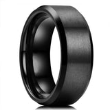 Bague acier homme noire avec une finition brossée.